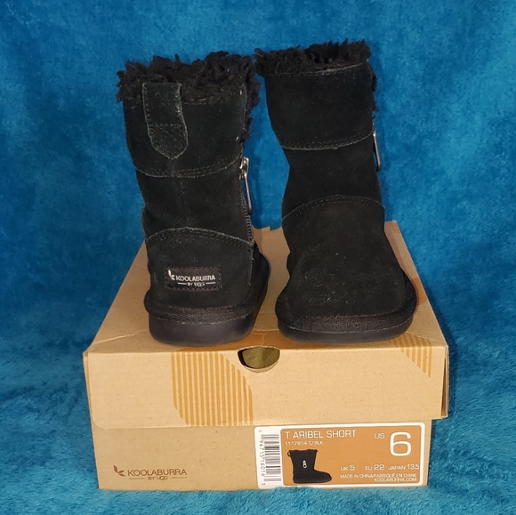 Size 6 Toddler ugg boots - Picture 1 of 8